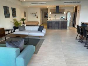 Fantastic designer apartment, beachfront!