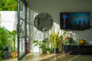 Lush 3 BR enclose living room next to Canggu beach