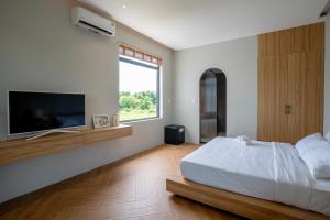 Phòng Có Giường Cỡ Queen Nhìn Ra Hồ Bơi (Queen Room with Pool View)