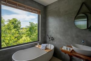 Phòng Có Giường Cỡ Queen Nhìn Ra Hồ Bơi (Queen Room with Pool View)