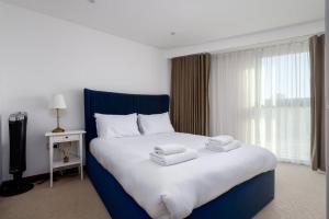 GuestReady - Spacious 2bed w Balcony in Battersea