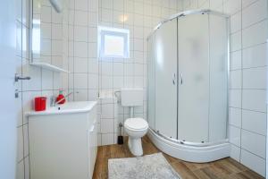 Cozy New Apartments with Private Pool Podstrana