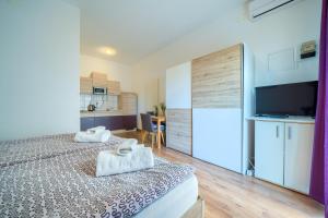 Cozy New Apartments with Private Pool Podstrana