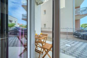 Cozy New Apartments with Private Pool Podstrana