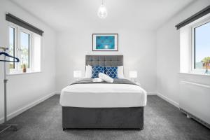 2 Bedroom Deluxe Apt - Off-Street Parking - Wifi - Netflix - 54C
