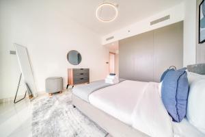 Emaar Beach Front 2BR with Sea & Marina Skyline Views