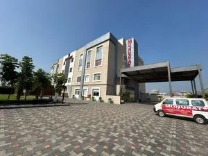 Muhurat Hotel and Resort, - Māndhar