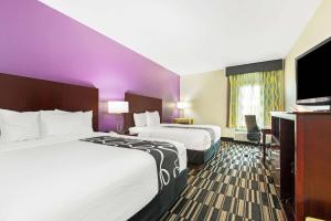 Deluxe Queen Room with Two Queen Beds room in La Quinta by Wyndham Bridge City