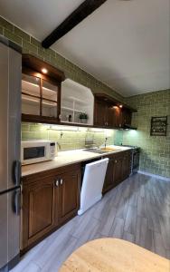 Spacious & cleаn 4 isolated rooms best for groups