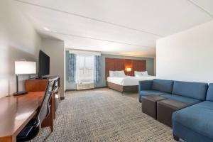 Queen Suite with Two Queen Beds and Accessible Tub - Accessible/Non-Smoking room in Comfort Suites Fernandina Beach at Amelia Island