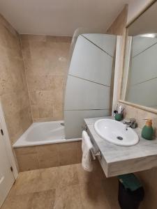Casa Feliz - Stunning 2 bed Penthouse in Manilva with pool, sea and mountain views, close to the beach and facilities