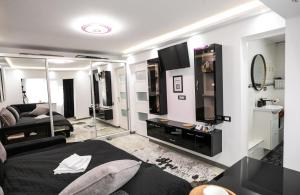 Black&White mountain - ADULTS ONLY