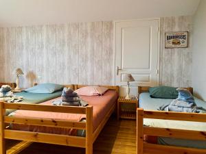 Maisons de vacances Chez Lucie et Compagnie pavillon familial avec beau jardin : photos des chambres