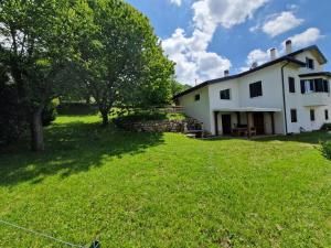Villa Prada Beauty through pastures and Lake Garda