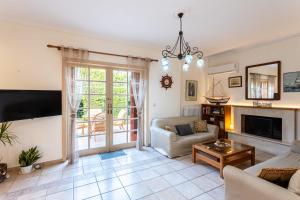 Avias Seaside Hideaway with Lush Garden