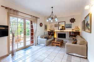 Avias Seaside Hideaway with Lush Garden