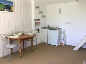 Petite dépendance comme la cabine d’un bateau. - Le Hézo