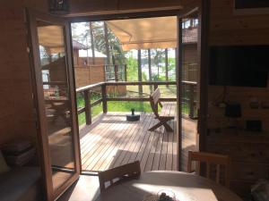 Domek z widokiem jeziora