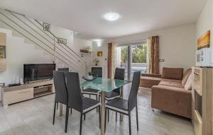 Amazing Home In Liznjan With Wi-Fi