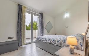 Amazing Home In Liznjan With Wi-Fi