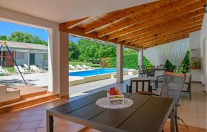 Amazing Home In Frkeci With Wifi