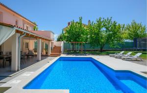 Amazing Home In Frkeci With Wifi