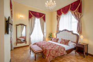 Royal Apartment room in Castle Hotel Galicia Nueva Halič