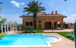 Awesome Home In Castel Colonna Di Mont - Trecastelli