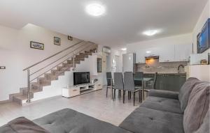 2 Bedroom Amazing Home In Liznjan 
