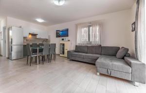 2 Bedroom Amazing Home In Liznjan