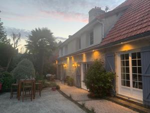 Longère bord de mer avec grand jardin fleuri