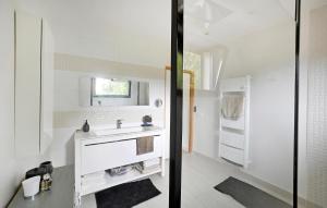 Maisons de vacances Stunning Home In St Laurent Des Arbres : photos des chambres