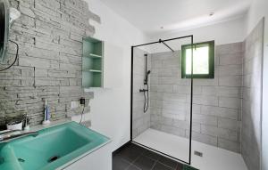Maisons de vacances Stunning Home In St Laurent Des Arbres : photos des chambres