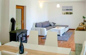 Cozy Apartment In Smrika With Kitchen 