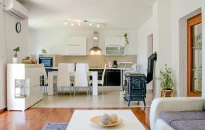 Cozy Apartment In Smrika With Kitchen 
