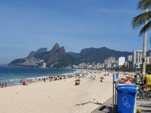 Quarto Deluxe e banheiro privativo c vista livre e perto das PRAIAS IPANEMA LEBLON ARPOADOR COPACABANA e do CRISTO REDENTOR do BONDINHO PÃO AÇUCAR ETC Chegando mais cedo que o Check-in do meio-dia, deixe suas malas, idem no Check-out das 10h manhã