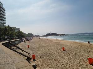 Quarto Deluxe e banheiro privativo c vista livre e perto das PRAIAS IPANEMA LEBLON ARPOADOR COPACABANA e do CRISTO REDENTOR do BONDINHO PÃO AÇUCAR ETC Chegando mais cedo que o Check-in do meio-dia, deixe suas malas, idem no Check-out das 10h manhã