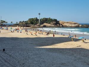 Quarto Deluxe e banheiro privativo c vista livre e perto das PRAIAS IPANEMA LEBLON ARPOADOR COPACABANA e do CRISTO REDENTOR do BONDINHO PÃO AÇUCAR ETC Chegando mais cedo que o Check-in do meio-dia, deixe suas malas, idem no Check-out das 10h manhã