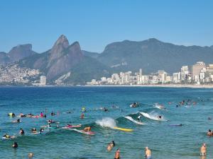 Quarto Deluxe e banheiro privativo c vista livre e perto das PRAIAS IPANEMA LEBLON ARPOADOR COPACABANA e do CRISTO REDENTOR do BONDINHO PÃO AÇUCAR ETC Chegando mais cedo que o Check-in do meio-dia, deixe suas malas, idem no Check-out das 10h manhã