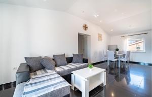 Amazing Apartment In Vrsi With Kitchen 