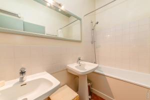 Maisons de vacances Maison Augustine - 300m2- Lisle-sur-Tarn : photos des chambres