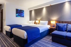 Twin Room with Sofa Bed and Free Hot Breakfast - Accessible room in Holiday Inn Express Edinburgh Airport an IHG Hotel