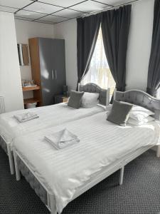 Deluxe Twin Room room in The Mornington Hotel