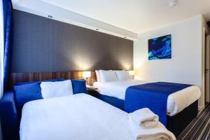 Standard Double Room with Sofa Bed and Free Hot Breakfast room in Holiday Inn Express Edinburgh Airport an IHG Hotel