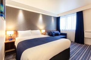 Standard Room with Free Hot Breakfast room in Holiday Inn Express Edinburgh Airport an IHG Hotel