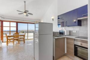 Soleggiato attico vista mare e piscina SC768