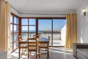 Soleggiato attico vista mare e piscina SC768