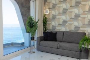 Ivory Suite seafront with views!- Fl 19 by Homely