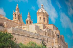 Ivory Suite seafront with views!- Fl 19 by Homely