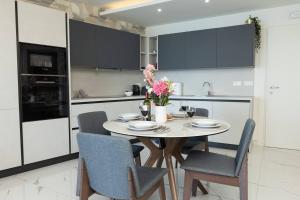 Ivory Suite seafront with views!- Fl 19 by Homely